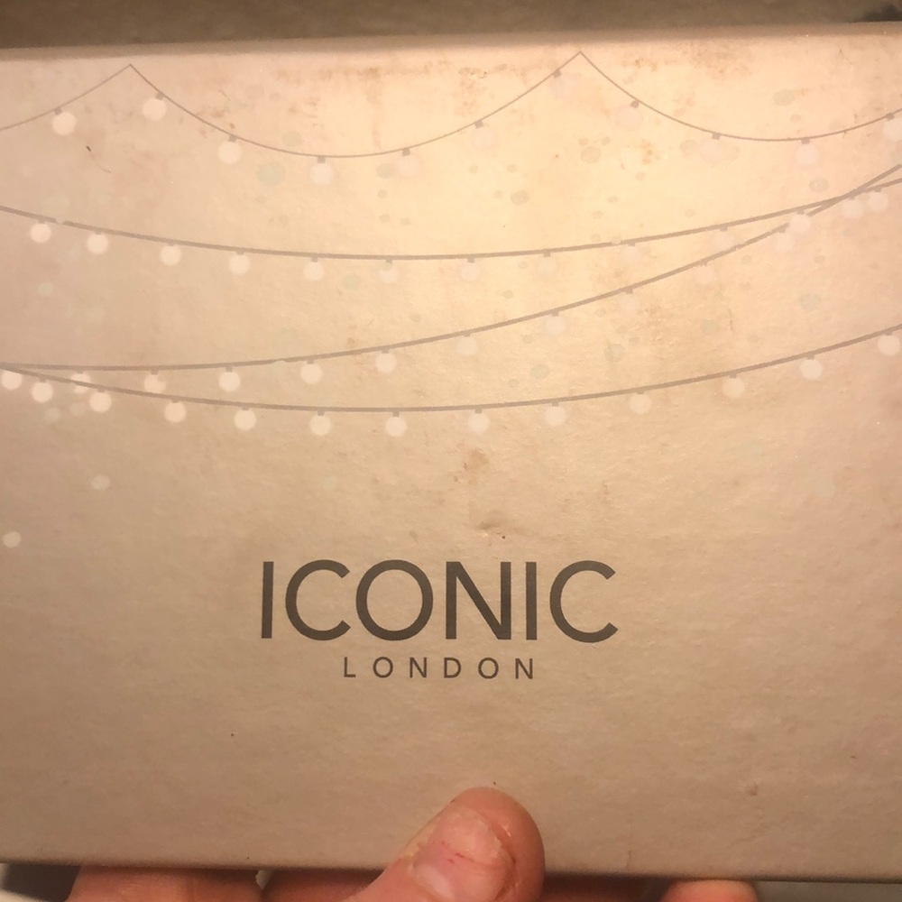 Iconic makeup pallet